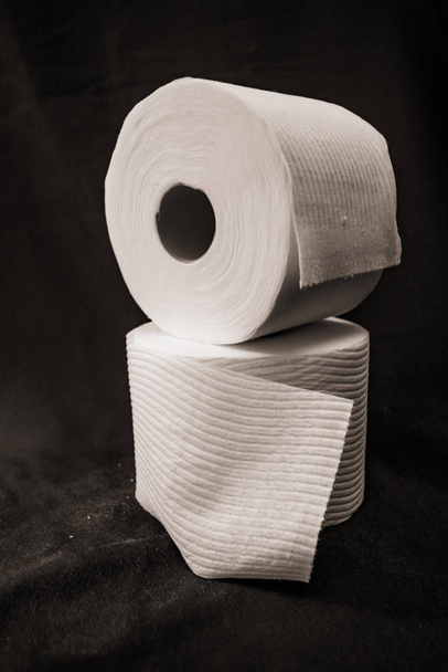 skládané role toaletního papíru na černém pozadí - Fotografie, Obrázek