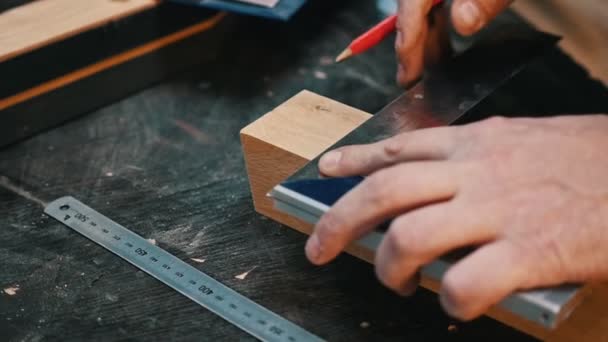 Industria de la carpintería: un carpintero hombre que hace marcas para cortar el detalle de madera con un lápiz y una vara de medir
 - Metraje, vídeo