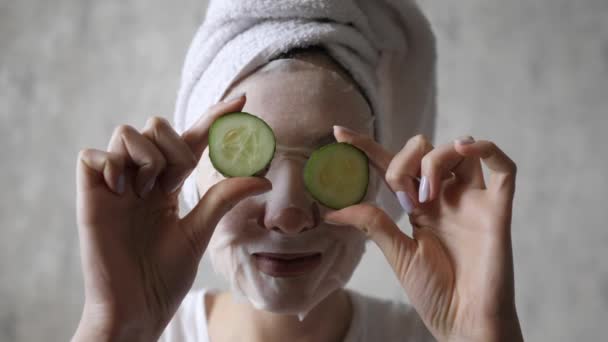 Portrait of a female mask, skin care cucumbers. Morning, fun and face hydration - Materiał filmowy, wideo