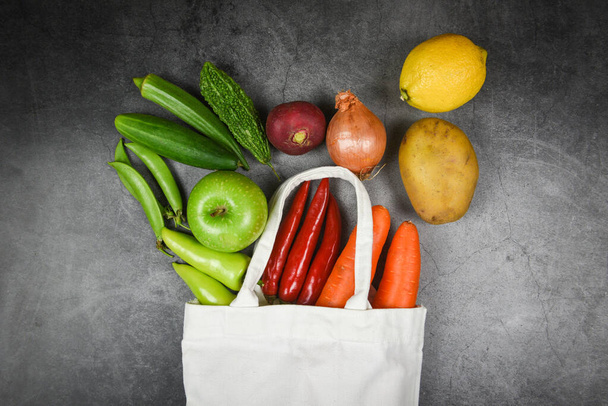 Zero odpadów zużywają mniej koncepcji tworzyw sztucznych - świeże warzywa i owoce - Zdjęcie, obraz
