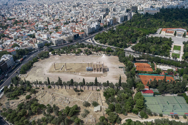 Zdjęcie drona lotniczego ruin świątyni na stanowisku archeologicznym Olimpijczyków i hali zappejonów w Atenach - Zdjęcie, obraz