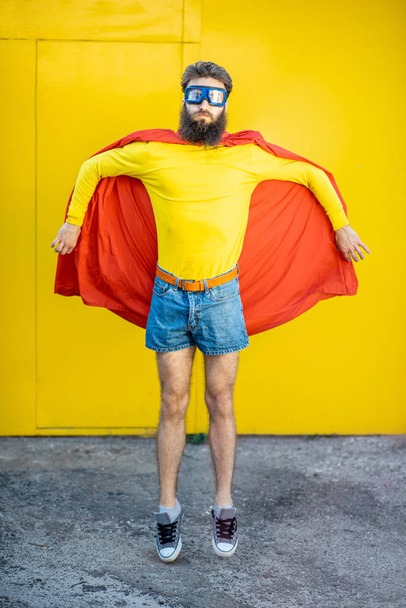 Superman portrait sur le fond jaune
 - Photo, image