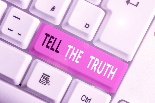 Piszę notatkę z "Tell The Truth". Biznesowe zdjęcie pokazujące Przyznaj się, że ktoś chce ukryć. - Zdjęcie, obraz