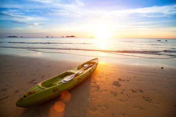 kajak op het tropische strand op de prachtige zonsondergang. - Foto, afbeelding