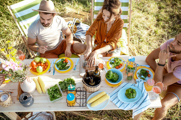 ludzie jedzący lunch w ogrodzie - Zdjęcie, obraz
