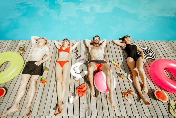 Ystävät aurinkoa uima-altaalla
 - Valokuva, kuva