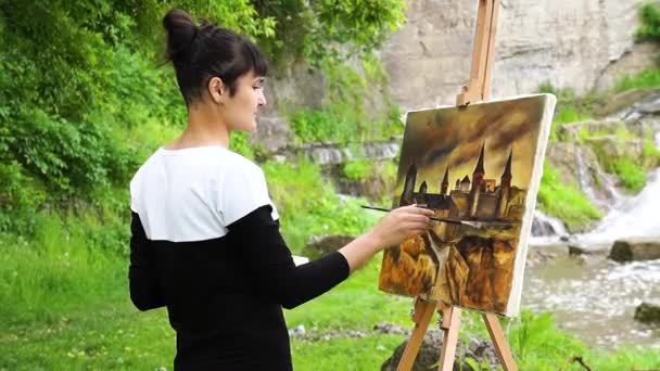 A festő lefesti az erődöt.. - Felvétel, videó