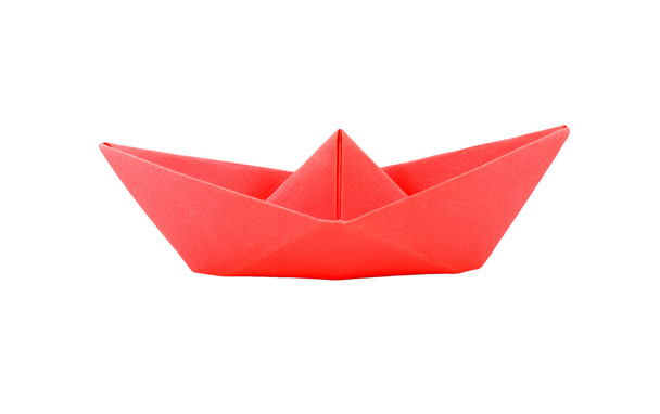 beyaz zemin üzerine kırmızı origami kağıt tekne - Fotoğraf, Görsel