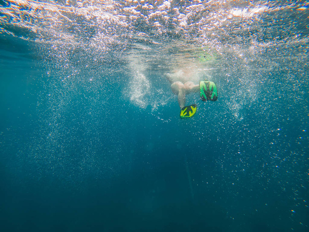 vrouw in flipper uitzicht onderwater strand vakantie - Foto, afbeelding