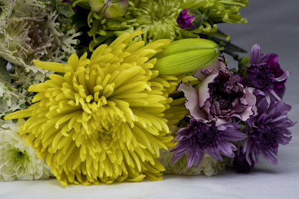 boeket bloemen met gele chrysanten - Foto, afbeelding