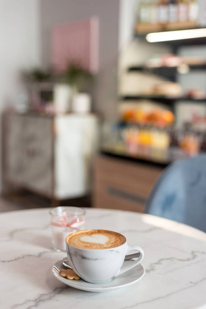 Šálek kávy s krásným latté art. Horká káva v kavárně, ráno. Koncept potravin - Fotografie, Obrázek