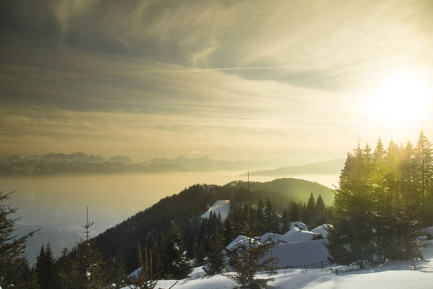 Montañas, paisaje invernal, fondo del atardecer
 - Foto, Imagen