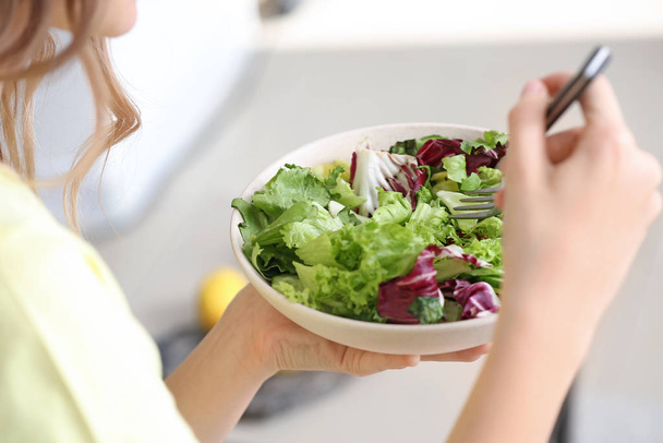 Mujer comiendo ensalada de verduras saludables en casa, primer plano
 - Foto, imagen
