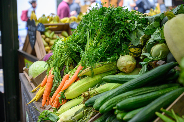 Légumes frais empilés prêts à la vente dans un stand de fruits et légumes à Borough Market, Londres
 - Photo, image