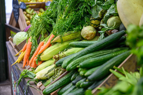 Különböző zöldségek a londoni Borough Market gyümölcs- és zöldségstandján - Fotó, kép