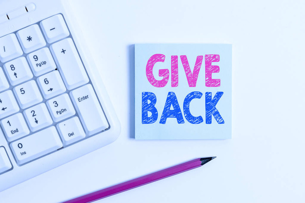 Handschrifttekst Give Back. Concept betekent de handeling van het geven van iemand iets dat ze bezaten of hadden voor White pc toetsenbord met lege nota papier en potlood boven witte achtergrond. - Foto, afbeelding