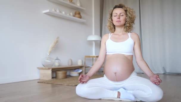 Pregnancy Yoga, Fitness Concept. Young Pregnant Woman Doing Prenatal Meditation. - Video, Çekim