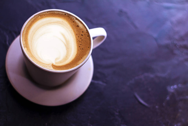 Vue de dessus du café chaud cappuccino latte art dans un verre en céramique
 - Photo, image