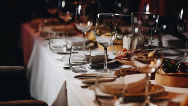 luxury tableware beautiful table setting in restaurant - Fotografie, Obrázek
