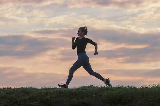 Laufen Frau morgendliches Training. Läuferin. Joggen in der Sonne - Foto, Bild