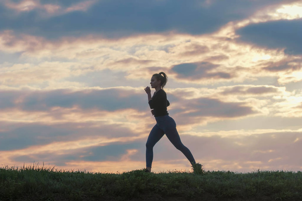 Çalışan kadın sabah egzersiz. Kadın atlet. Güneş sırasında koşu - Fotoğraf, Görsel