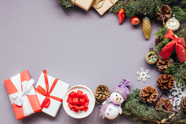 Decoración de regalos de tarjetas de Navidad para el nuevo año sobre un fondo púrpura
 - Foto, imagen