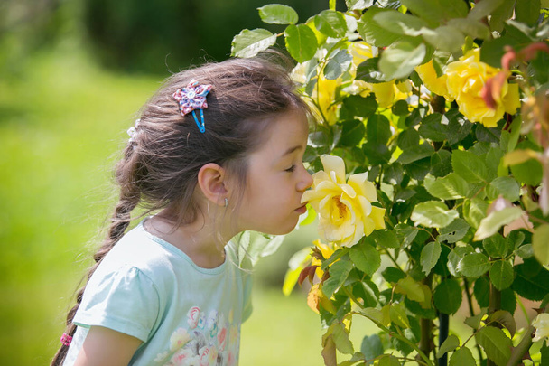 Kislány a kertben, tele virágokkal - Fotó, kép