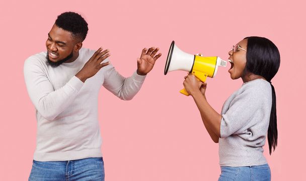Afričanky americká dívka křičí přes megafon na svého přítele - Fotografie, Obrázek