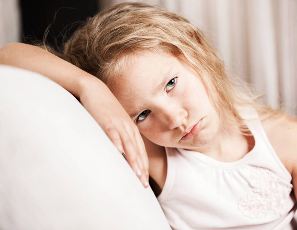Sad little girl at home - Zdjęcie, obraz