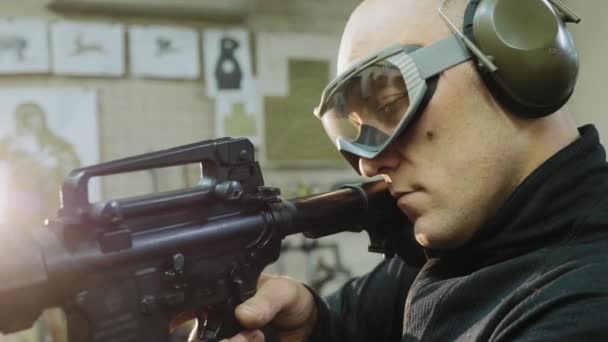 Homem treina para atirar no campo de tiro, close-up
 - Filmagem, Vídeo