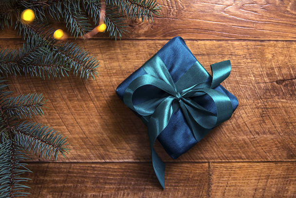 green gift box with ribbon, holiday background - Foto, afbeelding