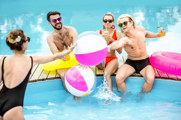 Amigos divirtiéndose en la piscina
 - Foto, Imagen