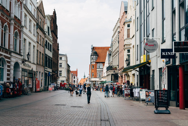 Straat in het historische centrum van Wismar, Duitsland - Foto, afbeelding