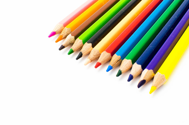χρωματιστά μολύβια σε περιορισμένο φόντο για τη σχεδίαση γραφικών  - Φωτογραφία, εικόνα