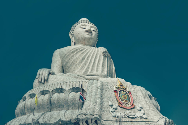 Wielki Budda w Phuket, Tajlandia. Uszkodzony obraz. - Zdjęcie, obraz