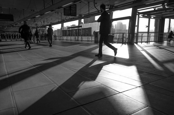 Juna-aseman sisällä juokseva henkilö
 - Valokuva, kuva