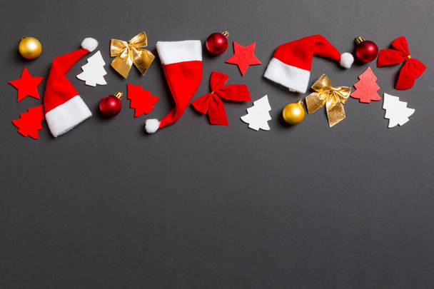 Top kilátás fekete háttér újévi játékok és dekorációk. Karácsonyi időkoncepció másolási hellyel - Fotó, kép