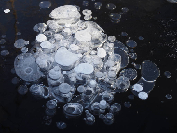Бульбашки повітря в замерзлому озері Байкал (Сибір, Росія). - Фото, зображення