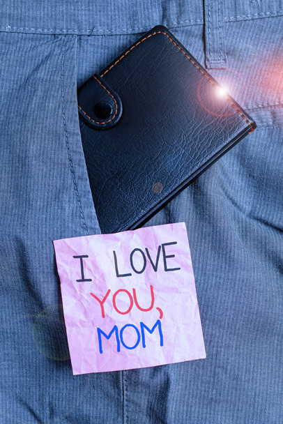 私はあなたを愛していることを示すテキスト記号ママ。コンセプト写真愛するメッセージ感情的な感情愛情暖かい宣言小さな財布内側男性パンツフロントポケット近く表記紙. - 写真・画像