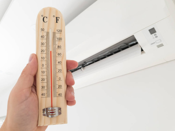 Termómetro y medición de temperatura con aire acondicionado moderno
  - Foto, Imagen