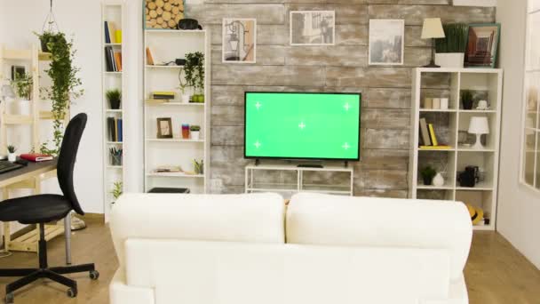 Zielony ekran TV w jasny i dobrze oświetlony salon - Materiał filmowy, wideo