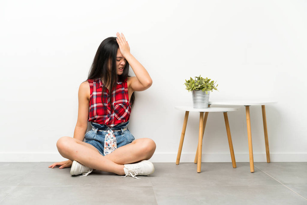 adolescent asiatique fille assis sur l 'étage ayant doutes avec confondre visage expression
 - Photo, image