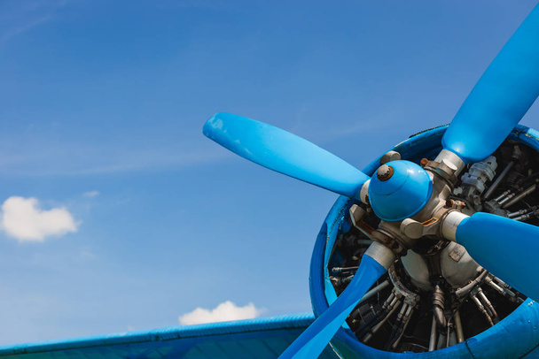 Primer plano abstracto de un motor de hélice de avión vintage contra el cielo azul, primer plano. Concepto de viaje
 - Foto, Imagen