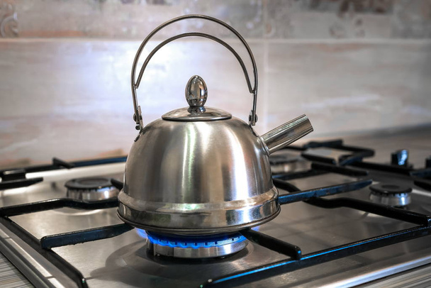 bouilloire en fer à repasser au gaz, eau bouillante, poêle à thé inoxydable
 - Photo, image