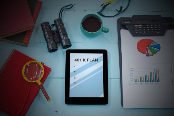 401k Plan tekst op tablet met kopje koffie, pen en smartphone. - Foto, afbeelding