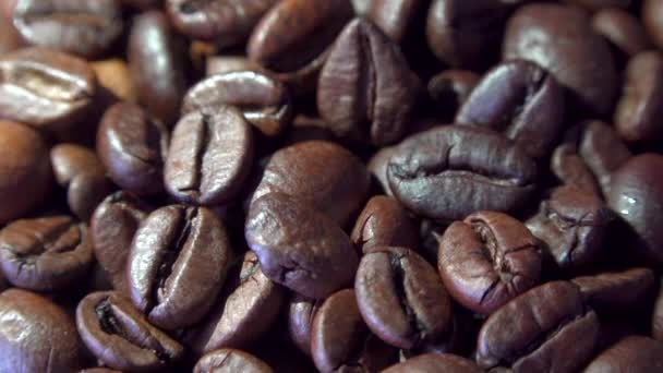 Geroosterde donkere koffiebonen close-up - Video