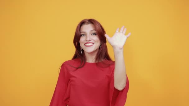 Attractive caucasian woman keeping thumb up, holding palm, smiling - Filmati, video