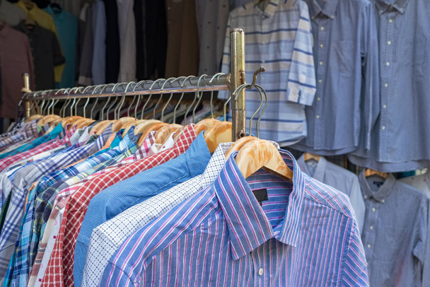 Використовувані сорочки в магазині
 - Фото, зображення