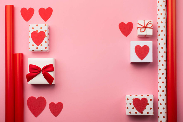 Valentin ajándékdobozok, piros masni és nemezszív - Fotó, kép