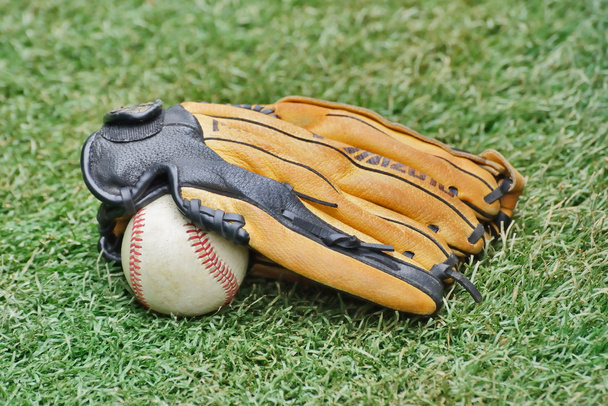 Baseballball und Handschuh auf Gras - Foto, Bild